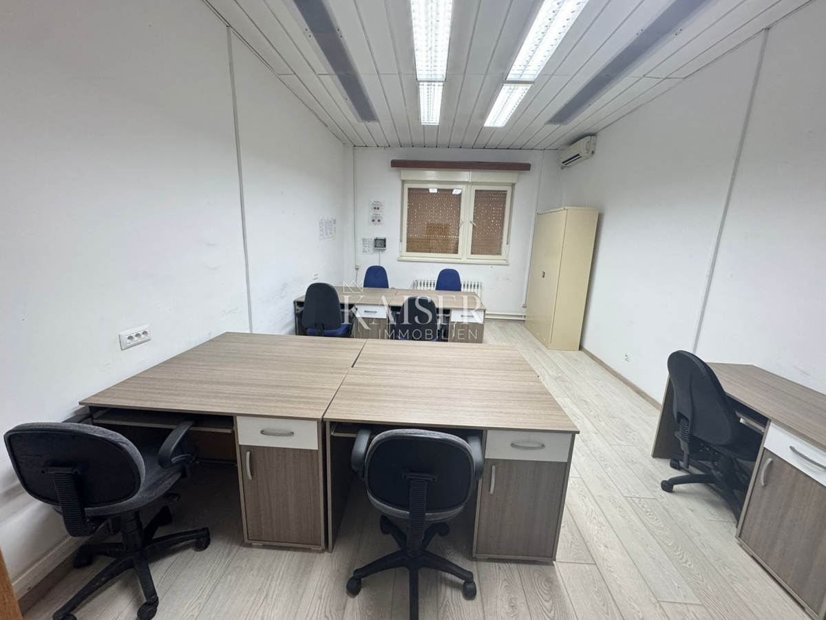 Kostrena, Urinj, Poslovna stavba