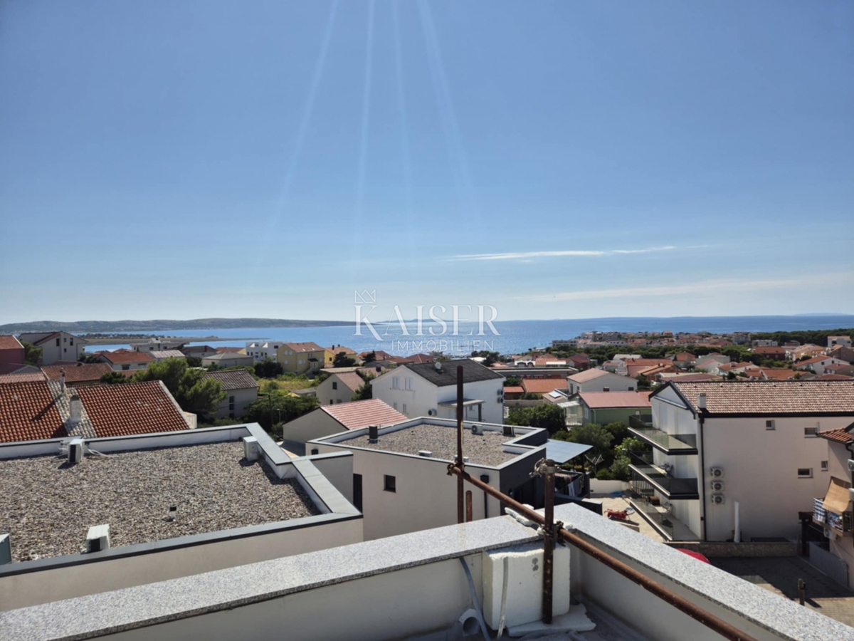 Povljana, Pag - Apartma s strešno teraso in pogledom na morje