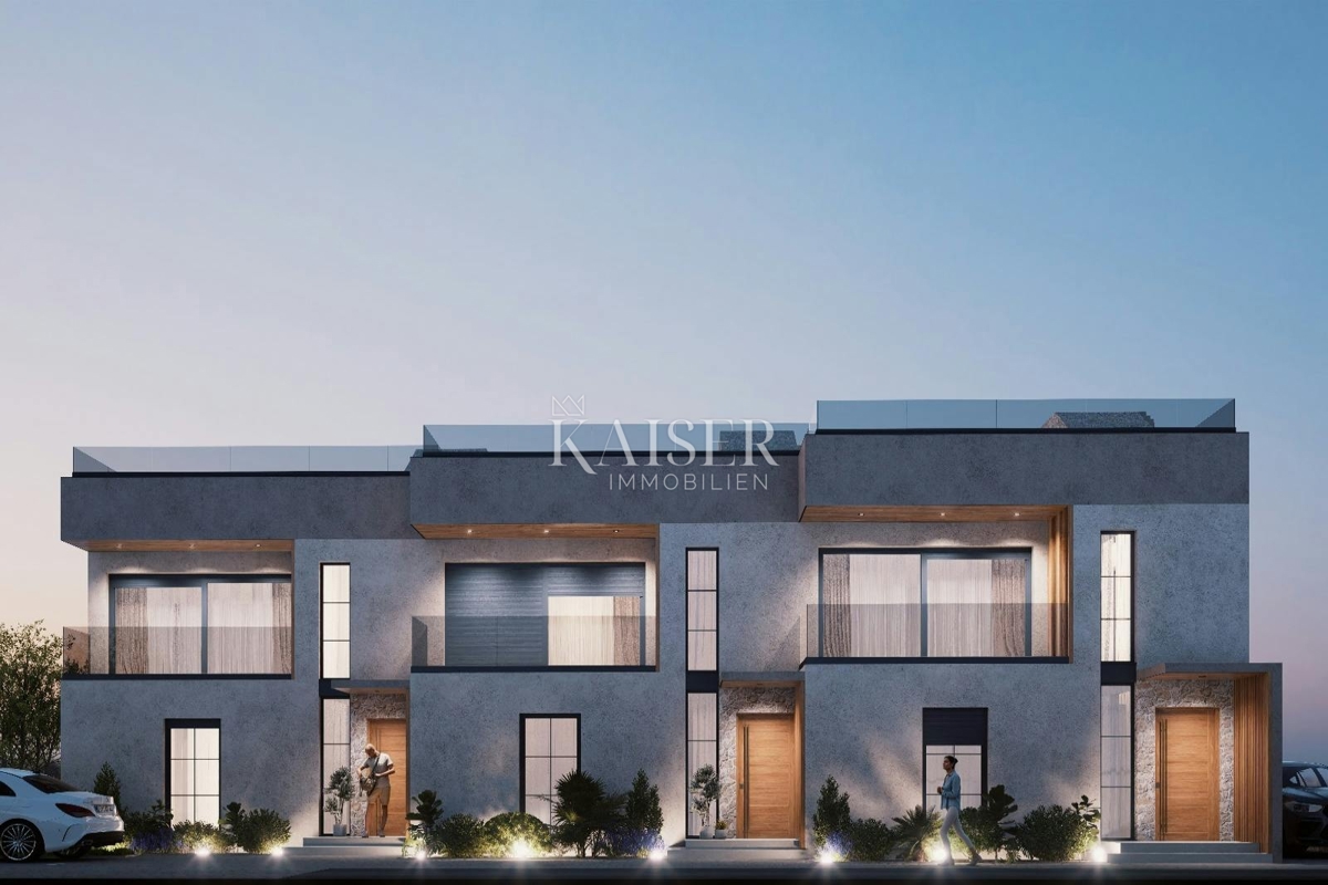 Sukošan, Zadar - Moderna polsamostojna vila s strešno teraso