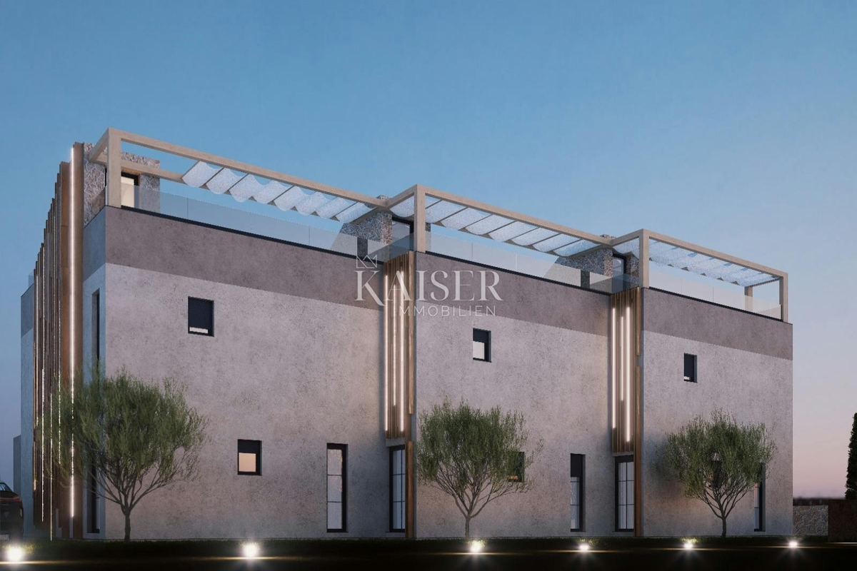 Sukošan, Zadar - Moderna polsamostojna vila s strešno teraso