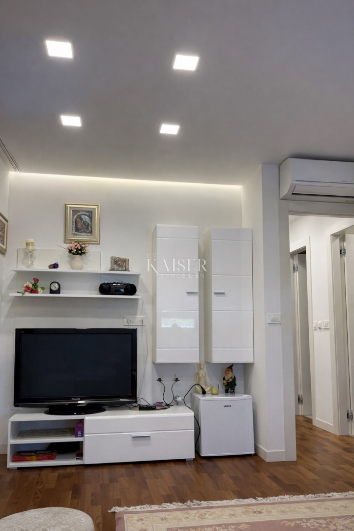 Zadar–Borik | Moderno trisobno stanovanje z dvema balkonoma in pogledom na morje