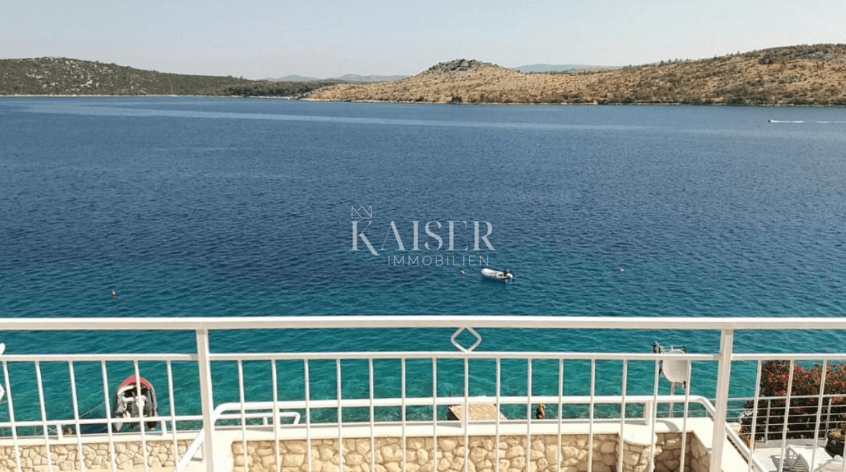 Šibenik - hiša prva vrsta do morja