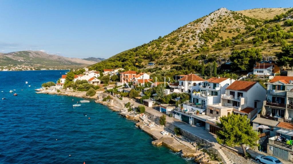 Šibenik - hiša prva vrsta do morja