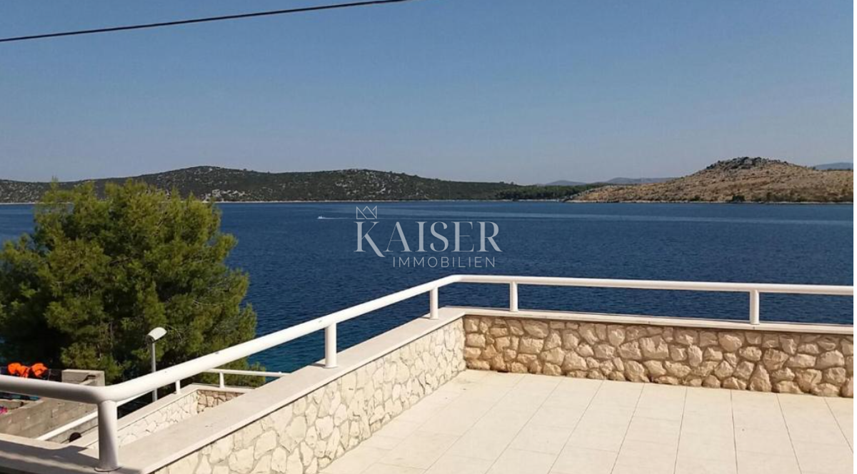 Šibenik - hiša prva vrsta do morja