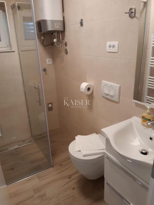 Šibenik - hiša prva vrsta do morja