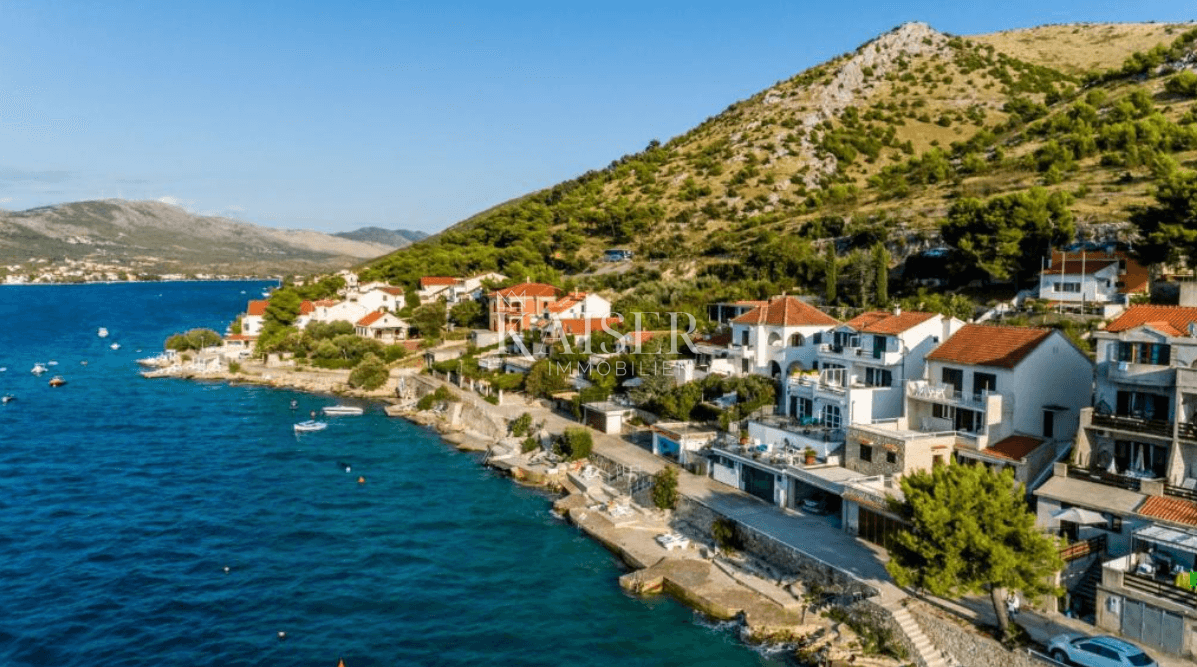 Šibenik - hiša prva vrsta do morja