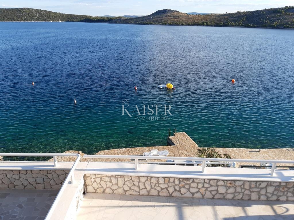 Šibenik - hiša prva vrsta do morja