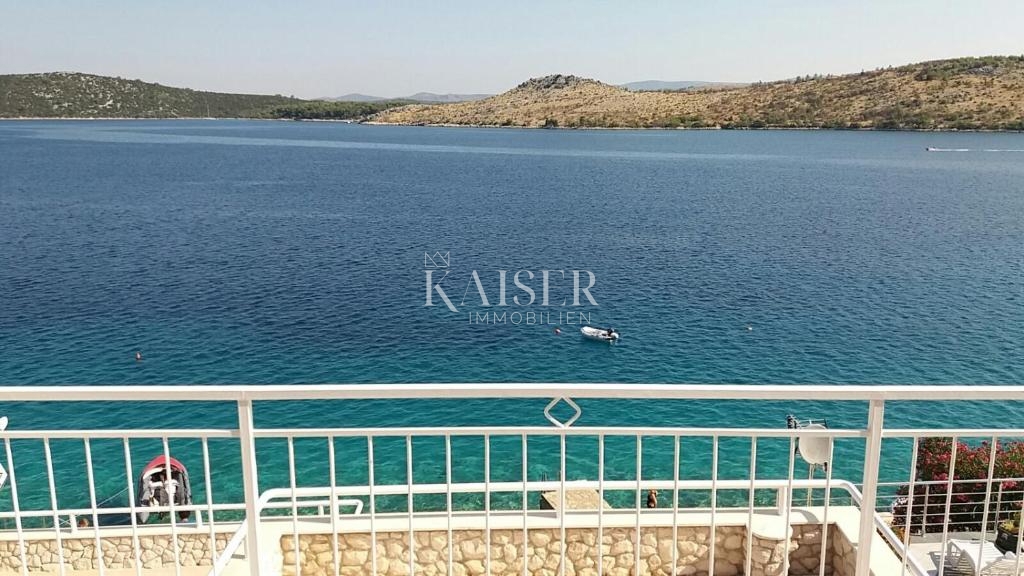 Šibenik - hiša prva vrsta do morja