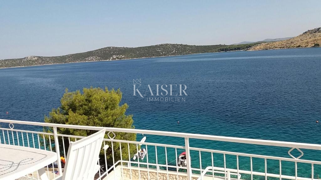 Šibenik - hiša prva vrsta do morja