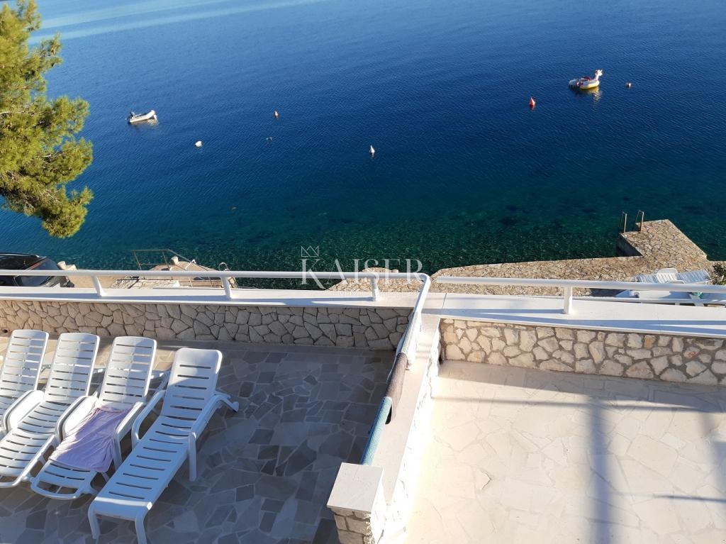 Šibenik - hiša prva vrsta do morja