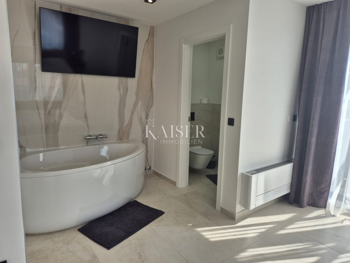 Istra - Poreč, luksuzno stanovanje s pogledom na morje in dvigalom