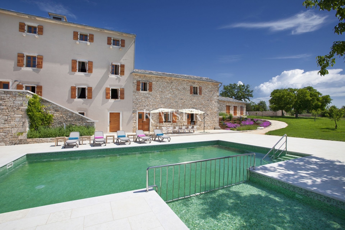 Grožnjan, Istra, čudovito posestvo z vilami in bazenom