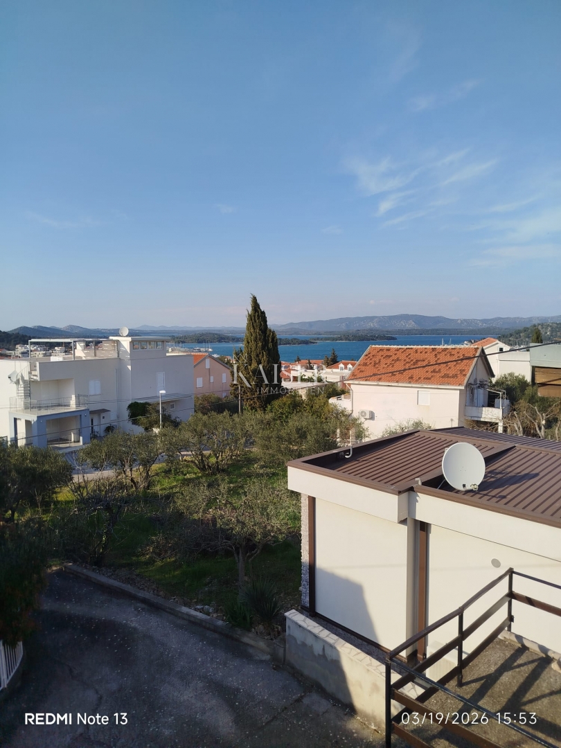 Murter, Betina - samostojna hiša 350m od morja