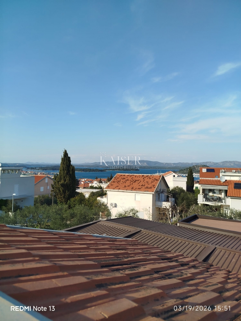 Murter, Betina - samostojna hiša 350m od morja