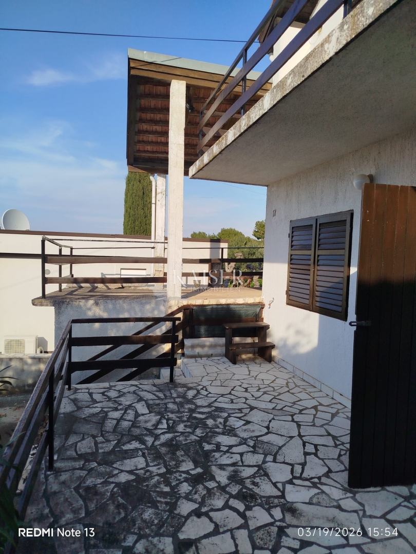 Murter, Betina - samostojna hiša 350m od morja