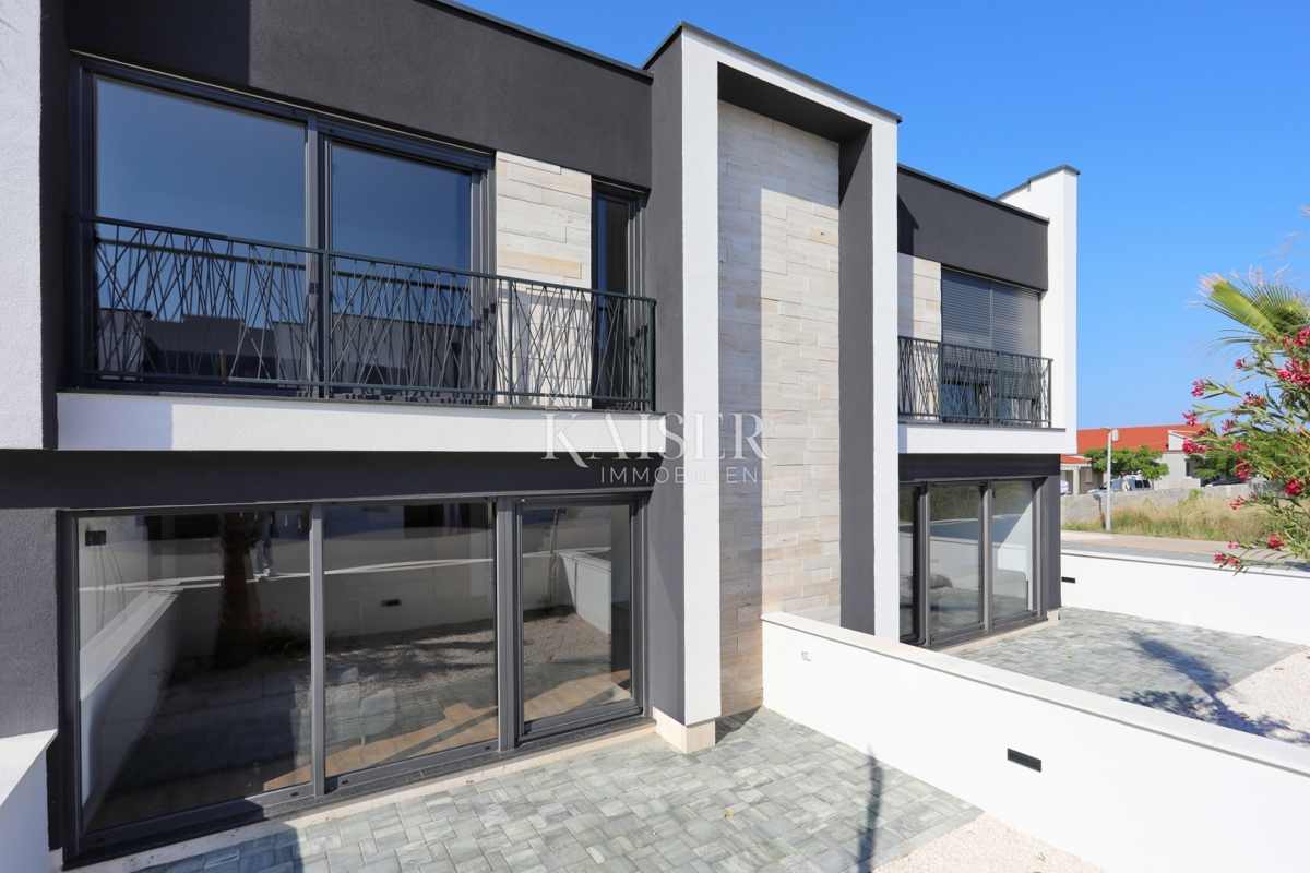 Zadar, Privlaka dvonadstropni apartma s prostornim vrtom v bližini morja