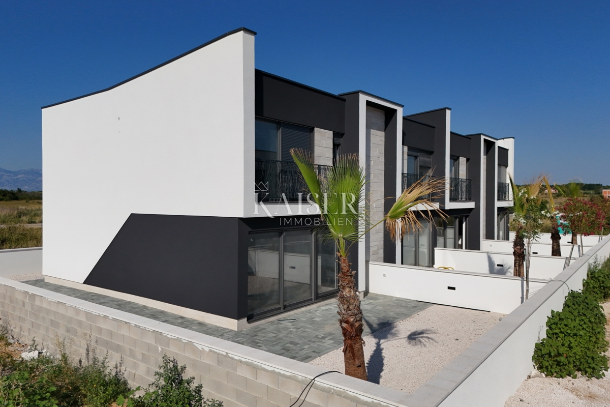 Zadar, Privlaka dvonadstropni apartma s prostornim vrtom v bližini morja