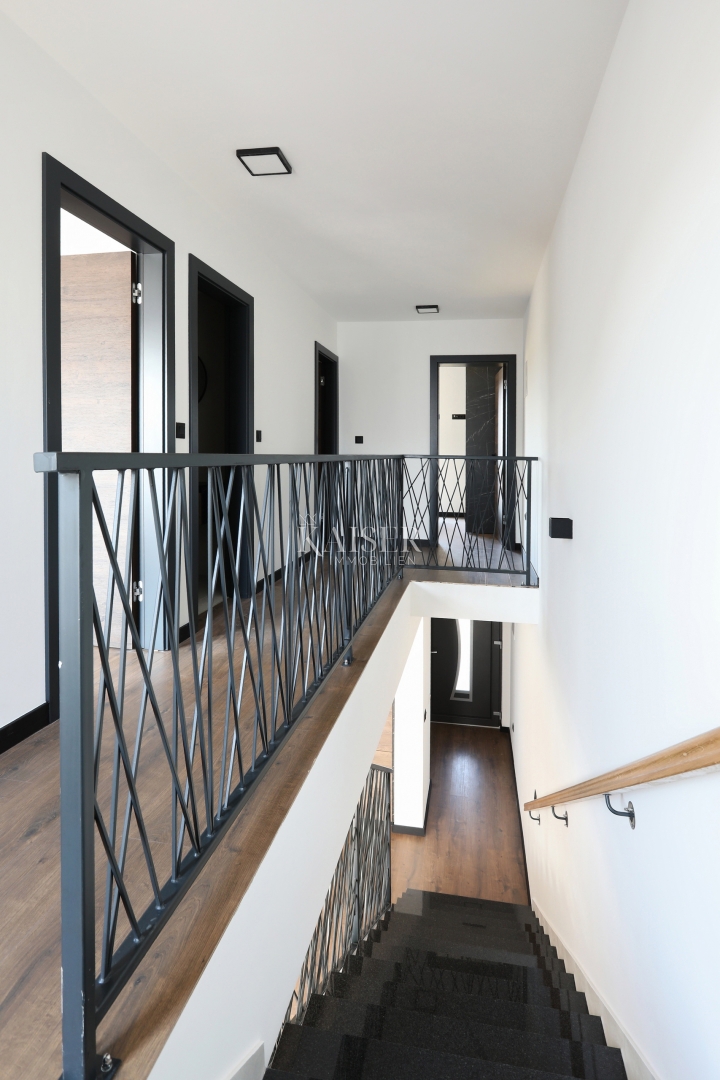 Zadar, Privlaka dvonadstropni apartma s prostornim vrtom v bližini morja