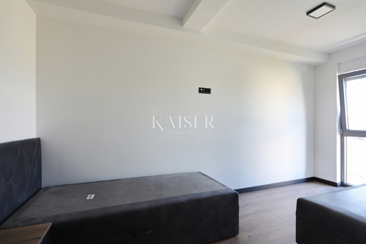 Zadar, Privlaka dvonadstropni apartma s prostornim vrtom v bližini morja