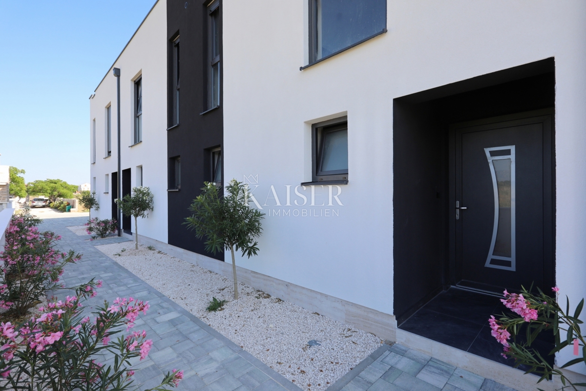 Zadar, Privlaka dvonadstropni apartma s prostornim vrtom v bližini morja