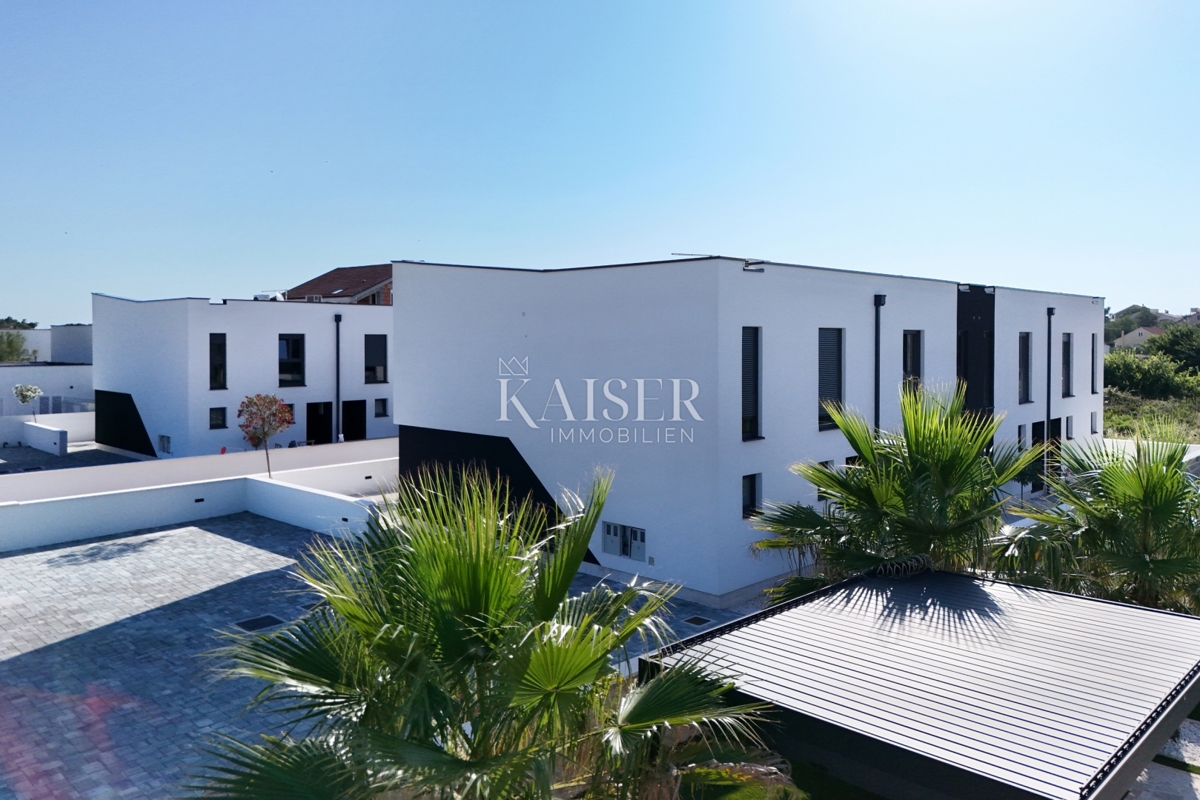 Zadar, Privlaka dvonadstropni apartma s prostornim vrtom v bližini morja