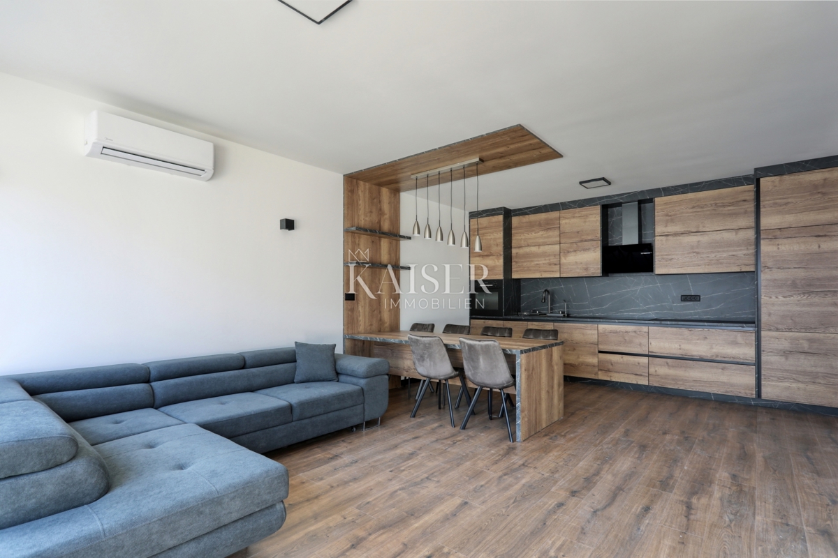 Zadar, Privlaka dvonadstropni apartma s prostornim vrtom v bližini morja