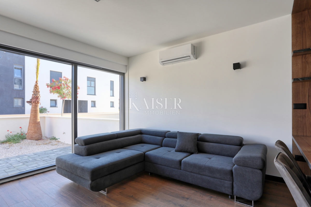 Zadar, Privlaka dvonadstropni apartma s prostornim vrtom v bližini morja