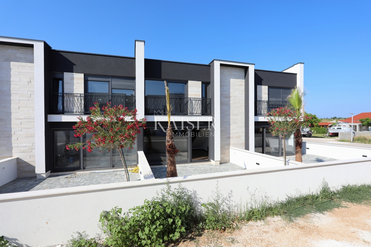 Zadar, Privlaka dvonadstropni apartma s prostornim vrtom v bližini morja