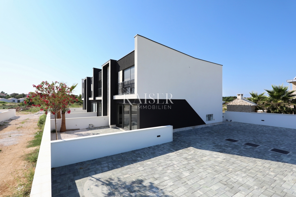 Zadar, Privlaka dvonadstropni apartma s prostornim vrtom v bližini morja