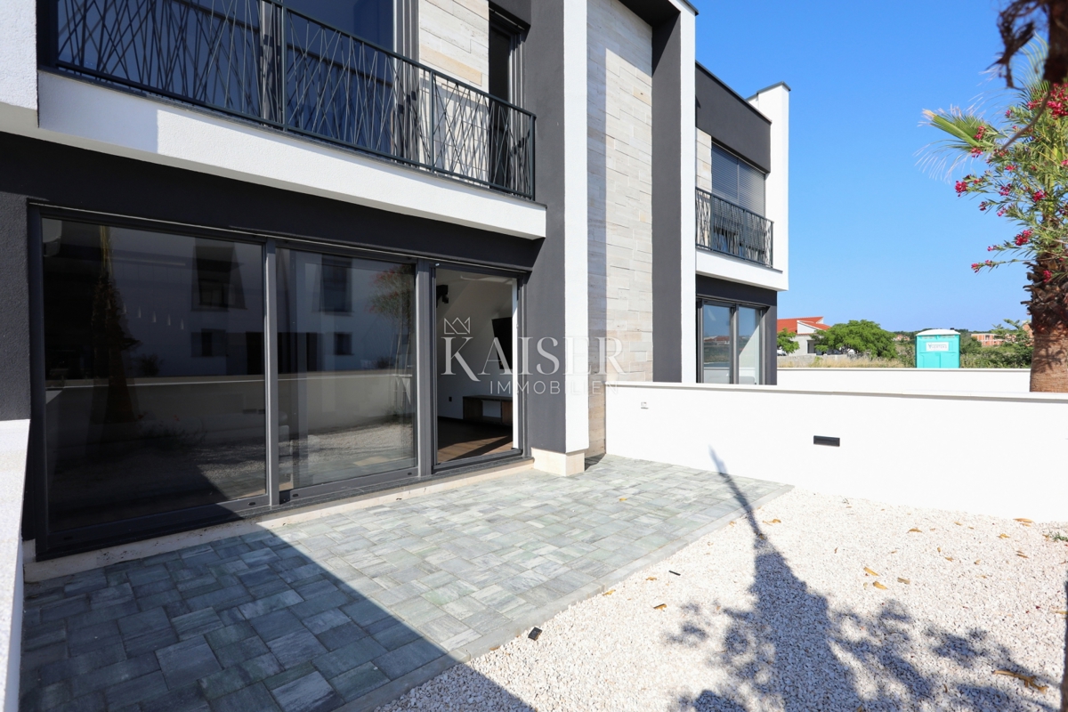 Zadar, Privlaka dvonadstropni apartma s prostornim vrtom v bližini morja