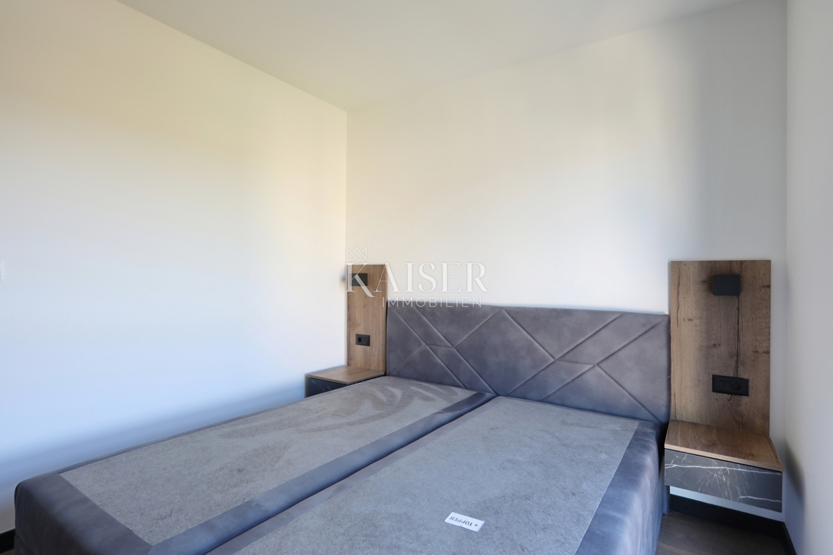 Zadar, Privlaka dvonadstropni apartma s prostornim vrtom v bližini morja