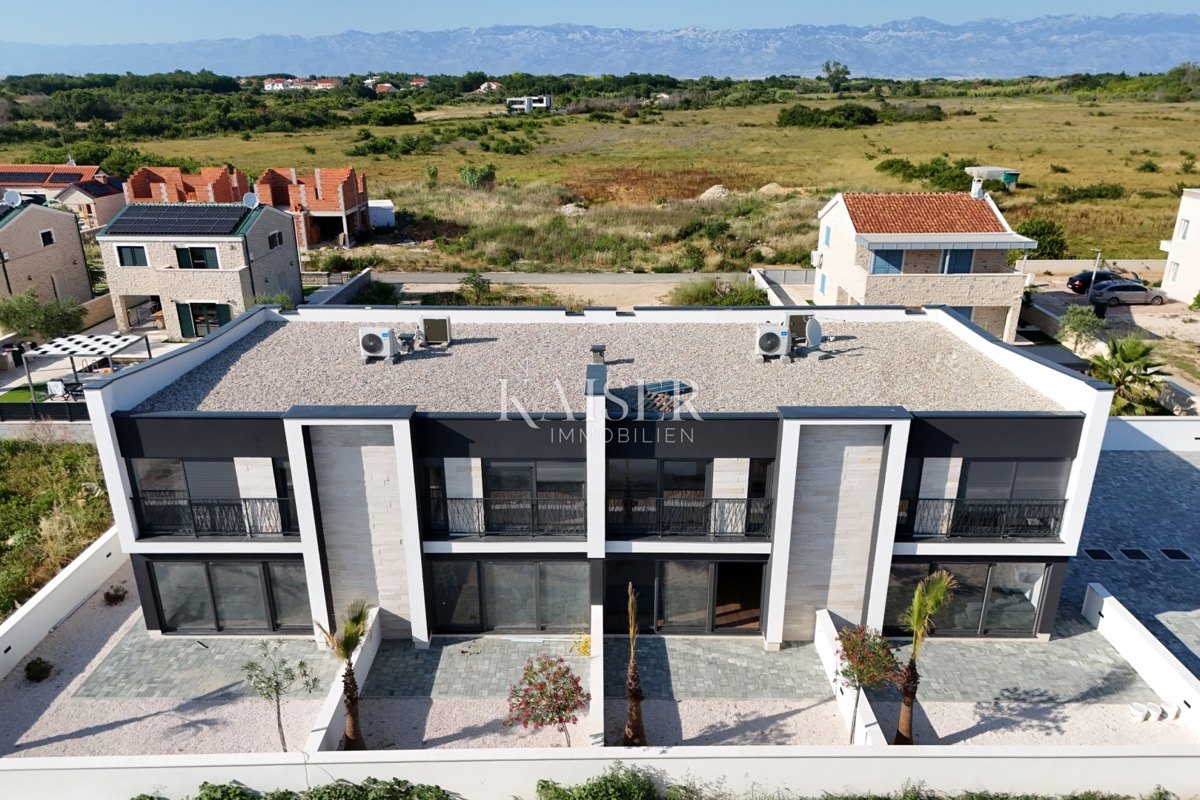 Zadar, Privlaka dvonadstropni apartma s prostornim vrtom v bližini morja