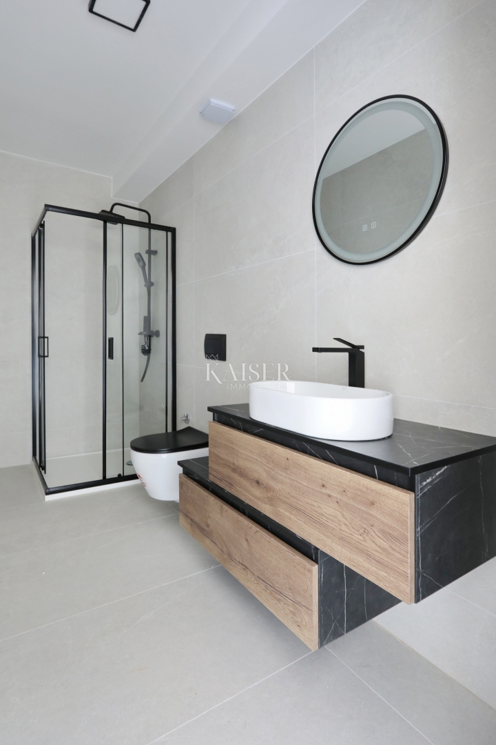 Zadar, Privlaka dvonadstropni apartma s prostornim vrtom v bližini morja