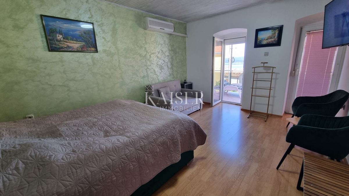 Crikvenica, Dramalj - hiša z dvema apartmajema in vrtom