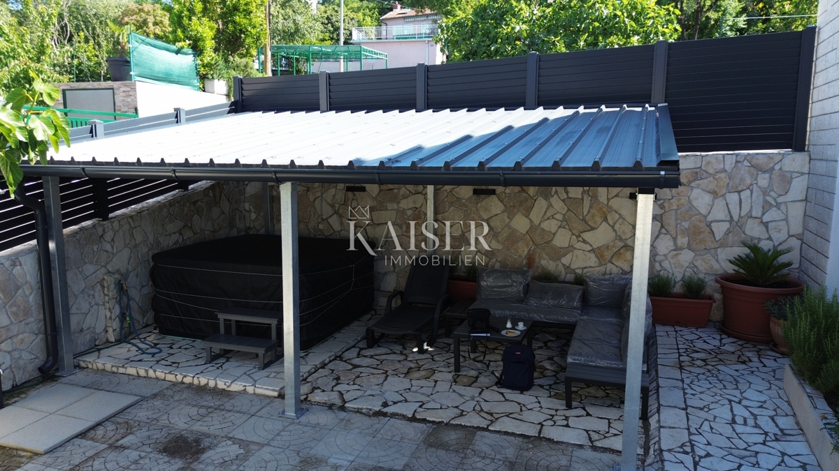 Crikvenica, Dramalj - hiša z dvema apartmajema in vrtom