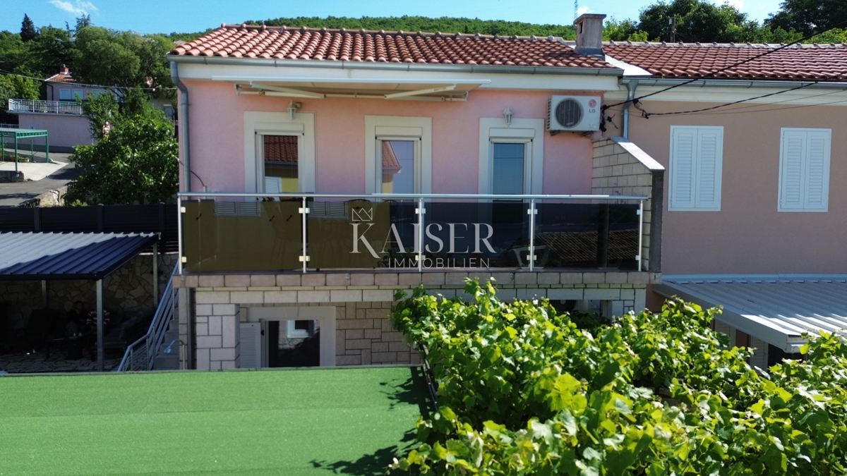 Crikvenica, Dramalj - hiša z dvema apartmajema in vrtom