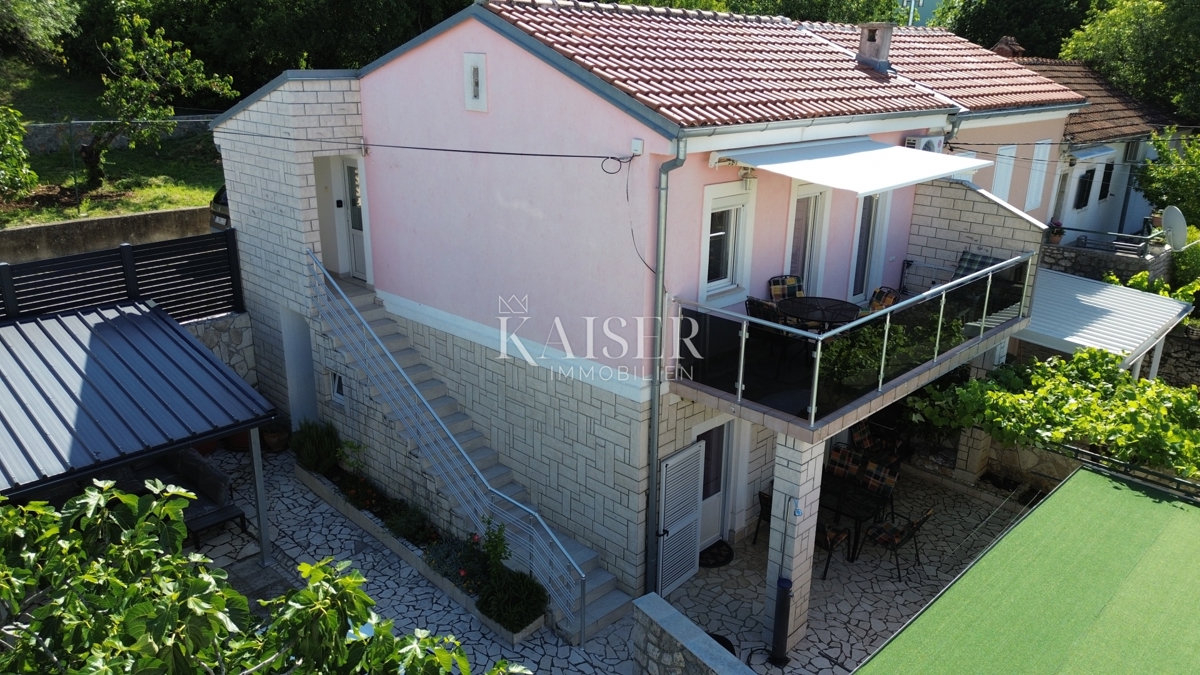 Crikvenica, Dramalj - hiša z dvema apartmajema in vrtom