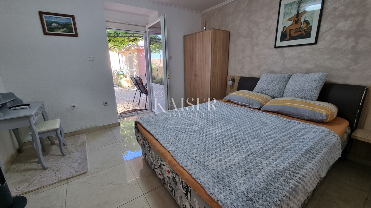 Crikvenica, Dramalj - hiša z dvema apartmajema in vrtom