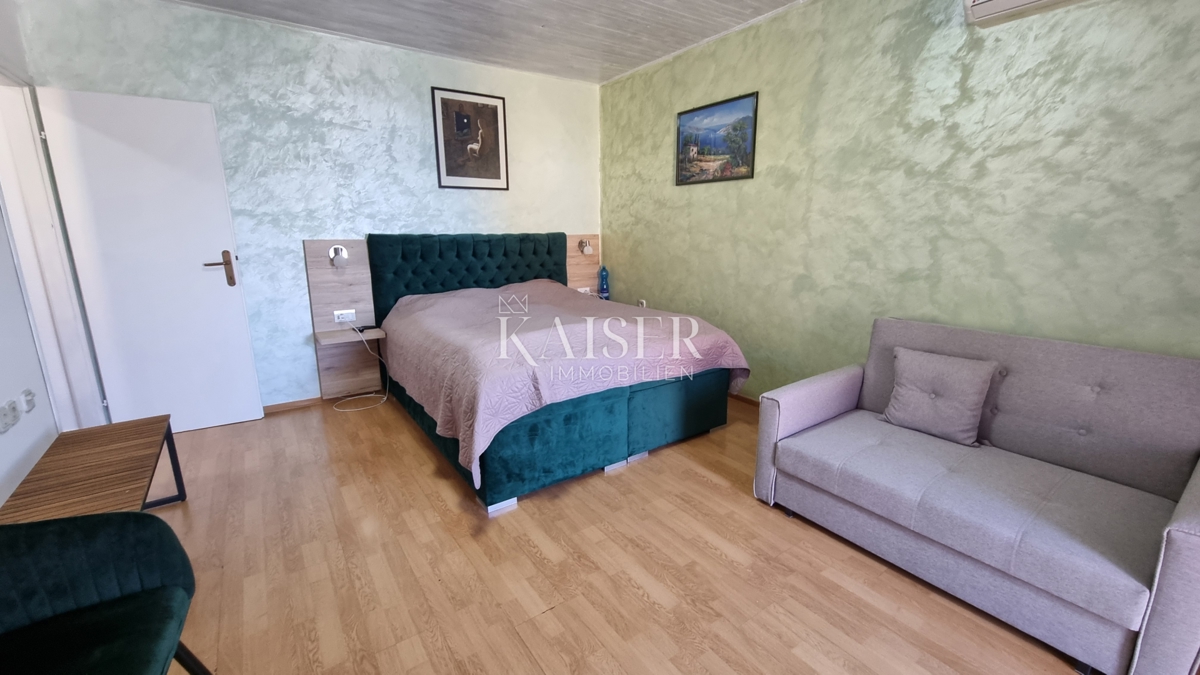 Crikvenica, Dramalj - hiša z dvema apartmajema in vrtom