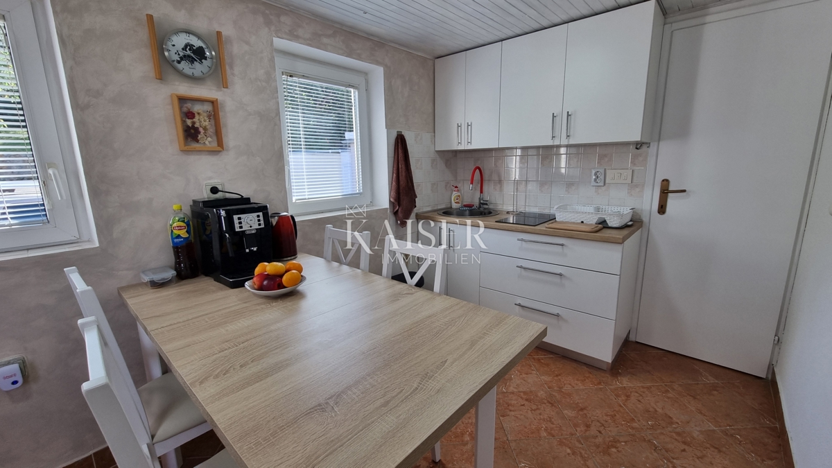 Crikvenica, Dramalj - hiša z dvema apartmajema in vrtom