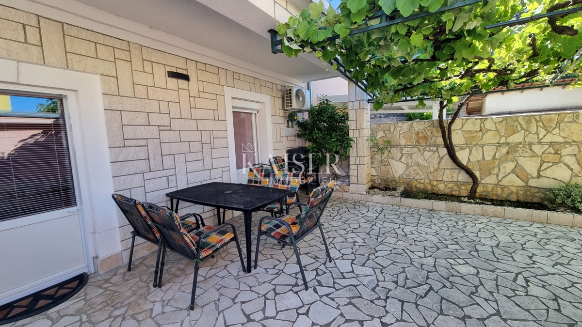 Crikvenica, Dramalj - hiša z dvema apartmajema in vrtom