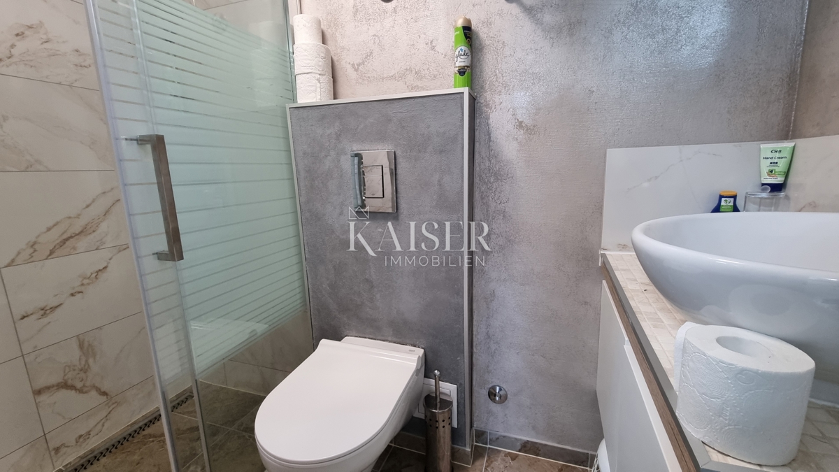 Crikvenica, Dramalj - hiša z dvema apartmajema in vrtom