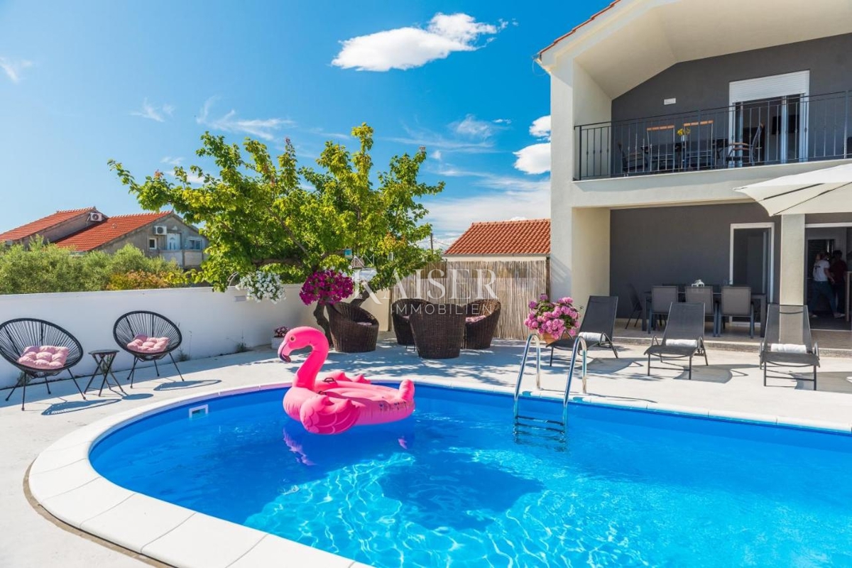 Nin, Čudovita vila z bazenom