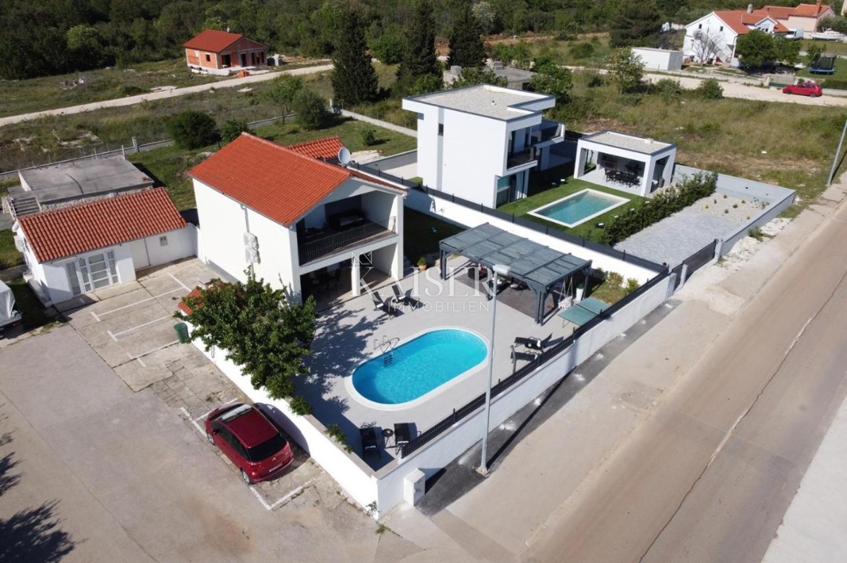 Nin, Čudovita vila z bazenom