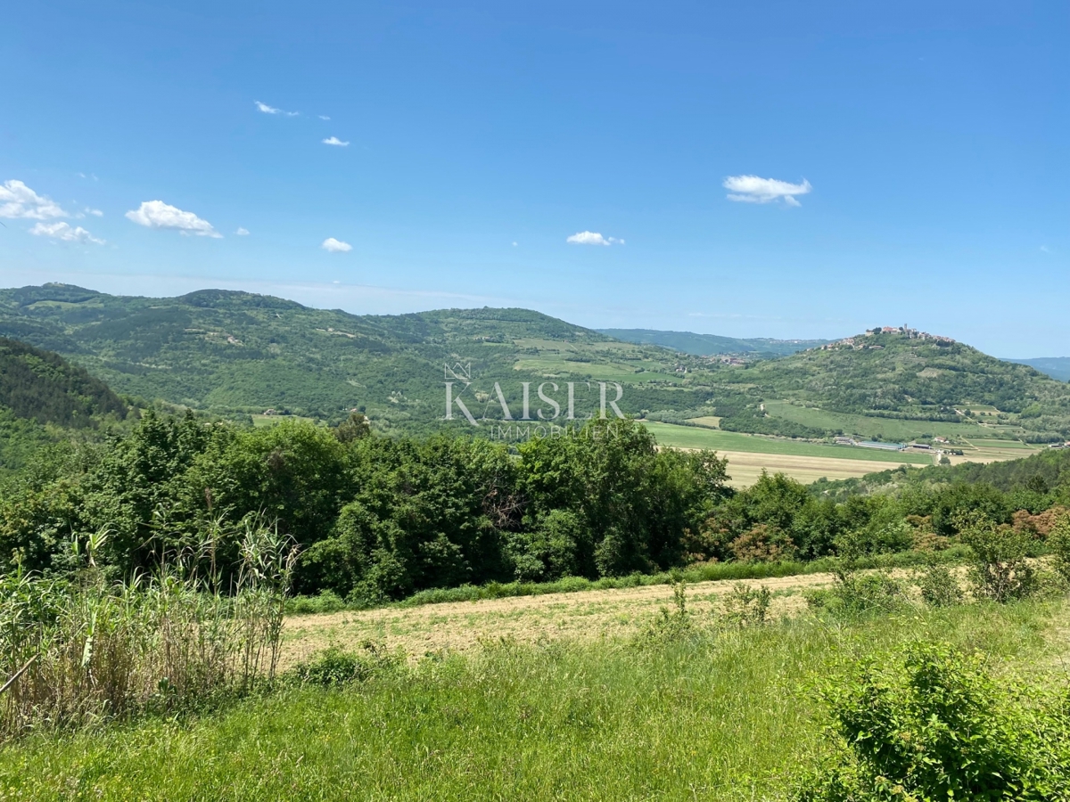 Istra, Motovun - zemljišče z gradbenim dovoljenjem