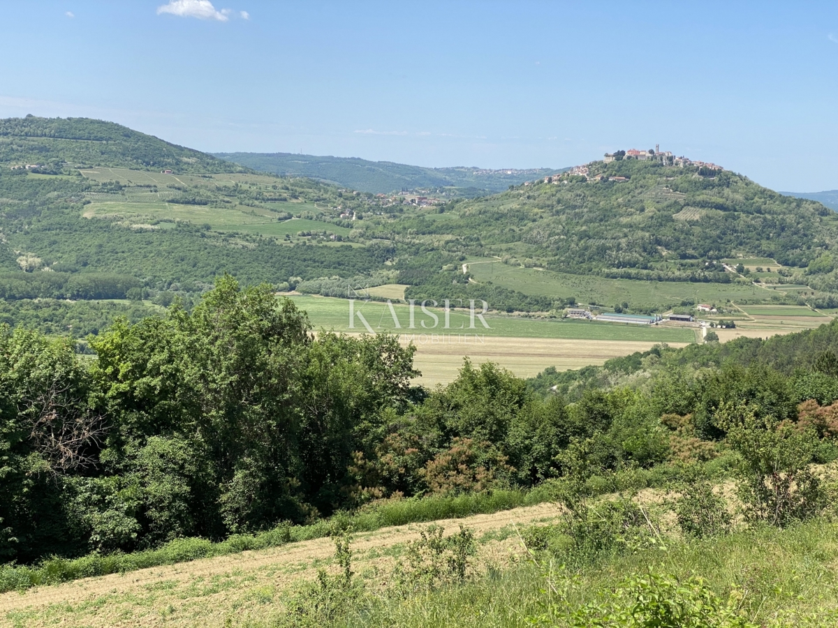 Istra, Motovun - zemljišče z gradbenim dovoljenjem