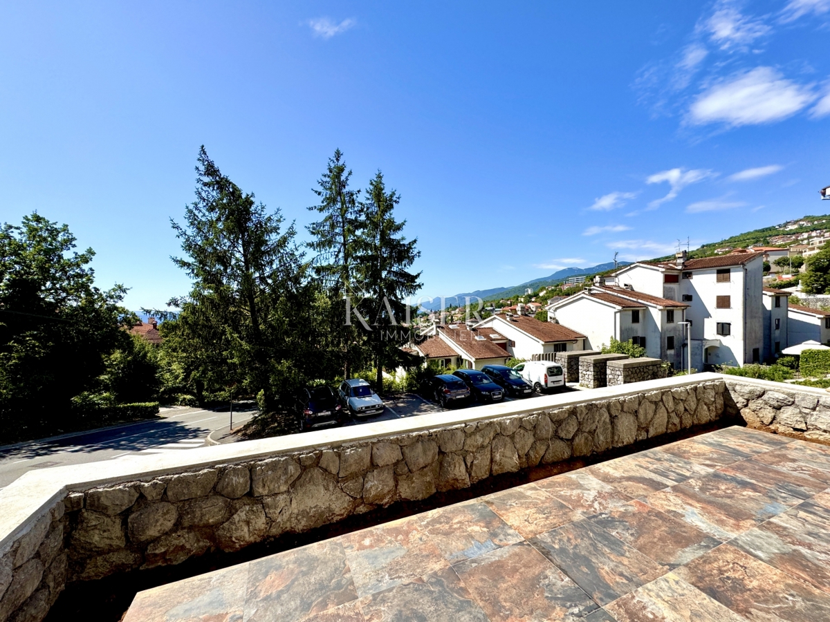 Opatija, Volosko - Udobno 3-sobno stanovanje z ložo, teraso in pogledom na morje