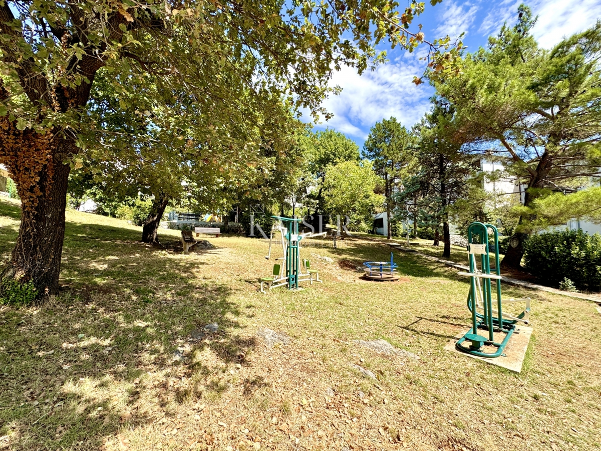 Opatija, Volosko - Udobno 3-sobno stanovanje z ložo, teraso in pogledom na morje