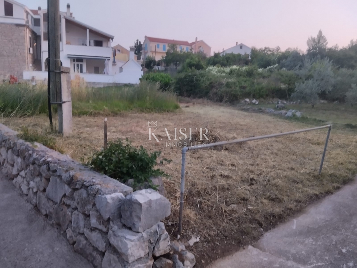 Otok Iž - Gradbeno zemljišče v središču mesta 