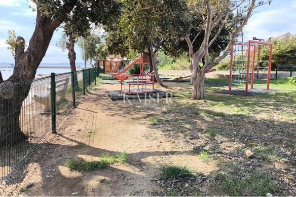 Hiša z velikim potencialom na odlični lokaciji v središču Privlake 